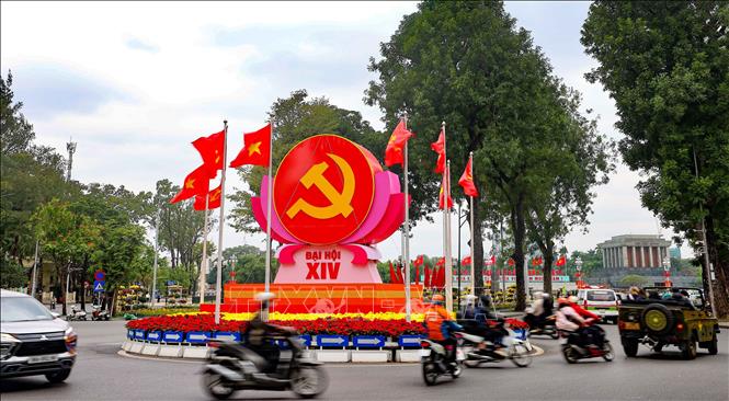 Biểu tượng búa liềm, cờ Đảng, cờ Tổ quốc chào mừng Đại hội đại biểu toàn quốc lần thứ XIV của Đảng được trang trí gần Lăng Chủ tịch Hồ Chí Minh. Ảnh: Thanh Tùng - TTXVN 